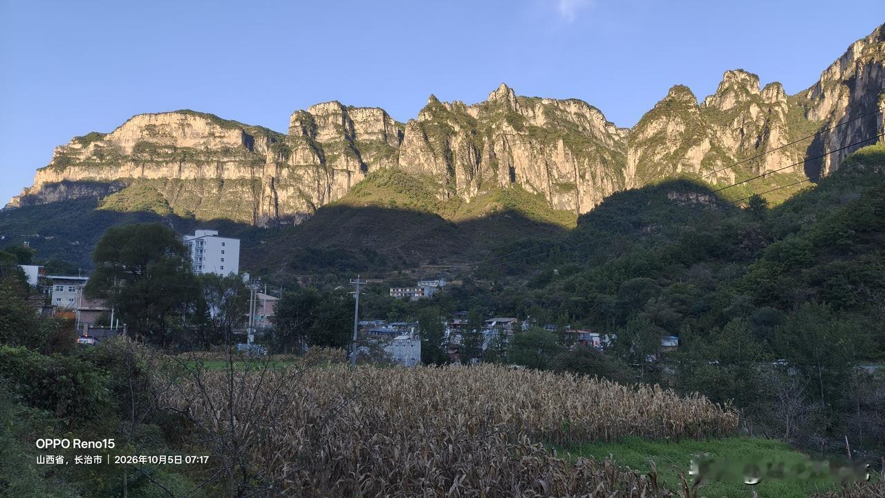 昨天晚上到井底村已经天色已晚，看不到周围什么样子。
在民宿住了一个晚上，早晨起来