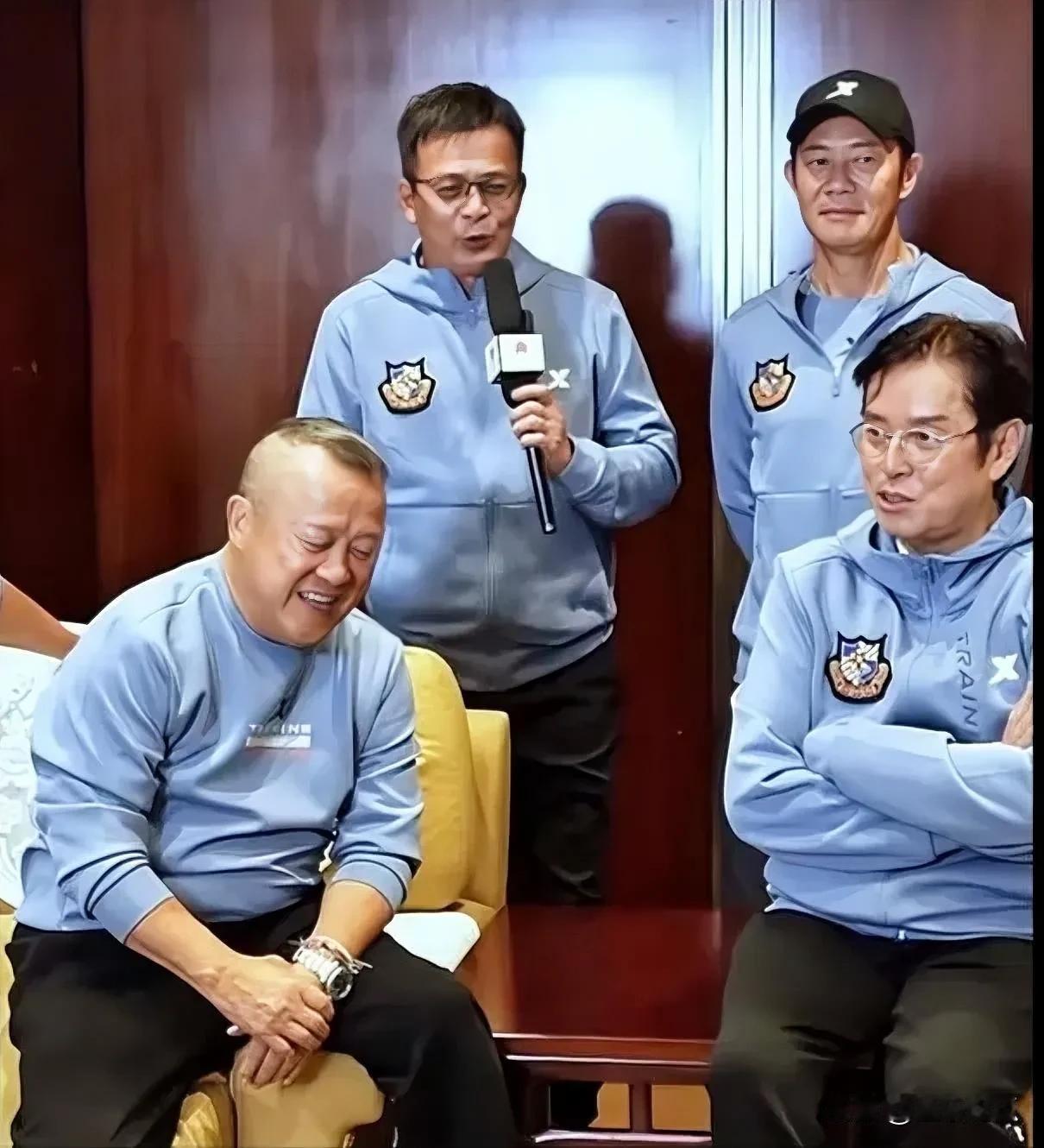 4位帅帅的港台帅男他们在说什么呢？这么投入，这么兴奋，他们四位当中你能说出两位以