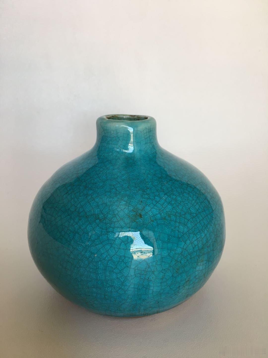 每周鉴赏收藏精品之孔雀蓝咕噜瓶        欣赏本件孔雀蓝咕噜瓶，就是“滋润细