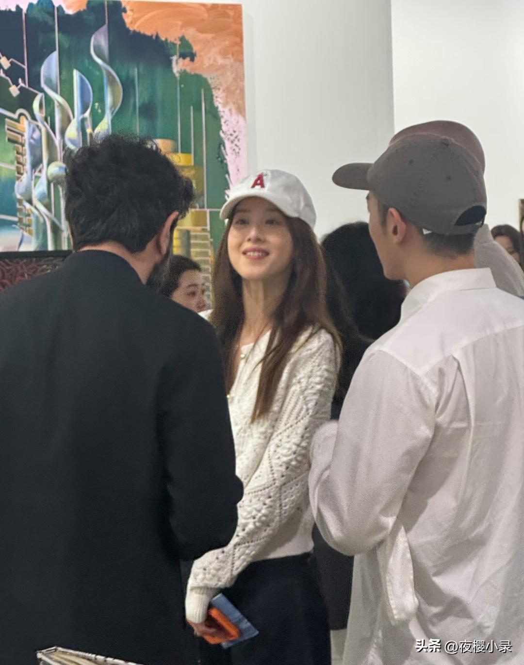 33岁章泽天在香港看艺术展被偶遇，她戴着鸭舌帽，打扮好少女，现实中真人看起来好年