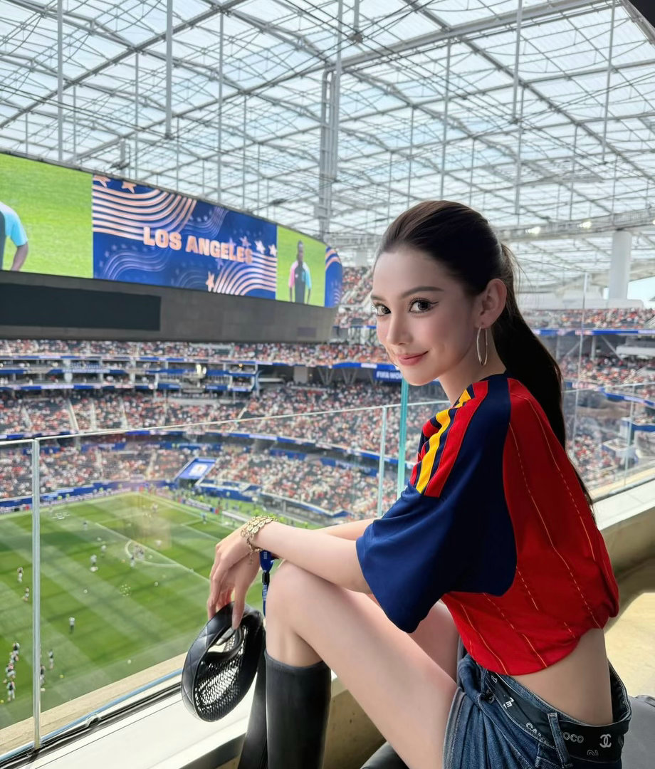 篮天下穿球衣的女孩 属于西班牙球迷们的快乐！Images via celia_s