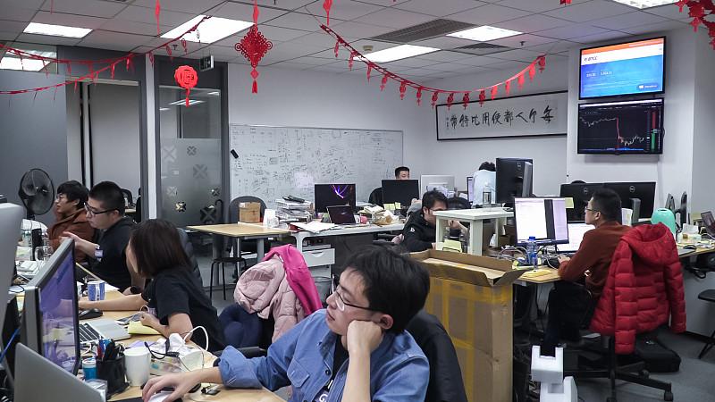 别觉得算力市场爆火是大厂才玩得起的游戏，万亿规模的赛道里普通人其实能摸到不少实在