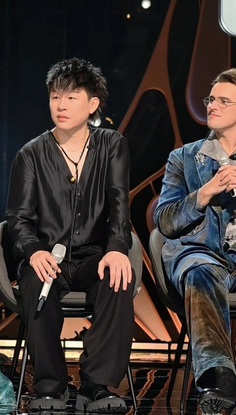 胡彦斌回应唱歌前玩陶喆的梗：唱自己的歌是一个好的交代，问观众有没有哭5月22日晚