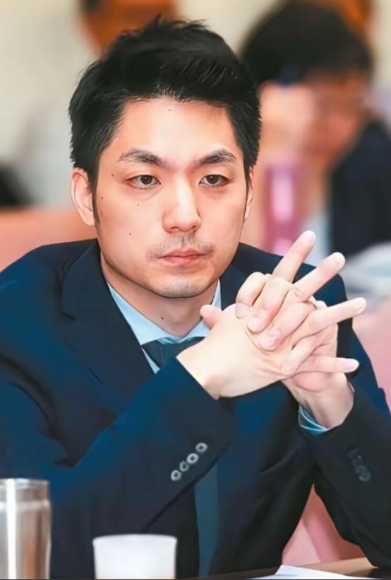 最近蒋家那边又传出消息，有后人站出来公开喊话，想把蒋介石和蒋经国的两口棺椁迁回大