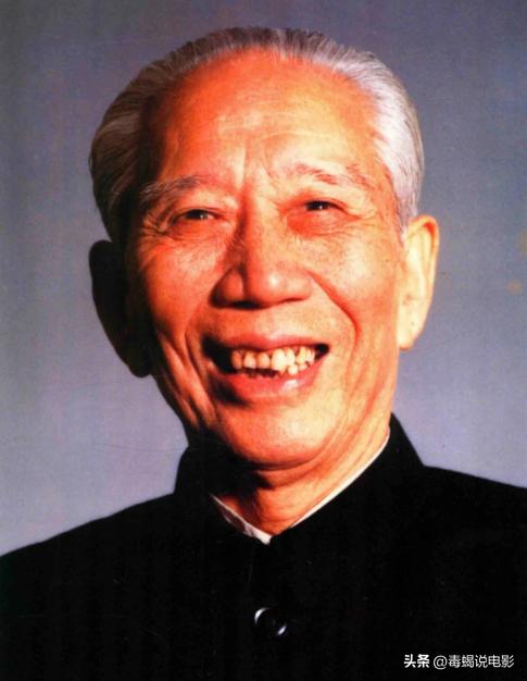 1950年新疆两千五百名骑兵连夜叛变，王震不派追兵，只拨通一通电话：“你自己的兵