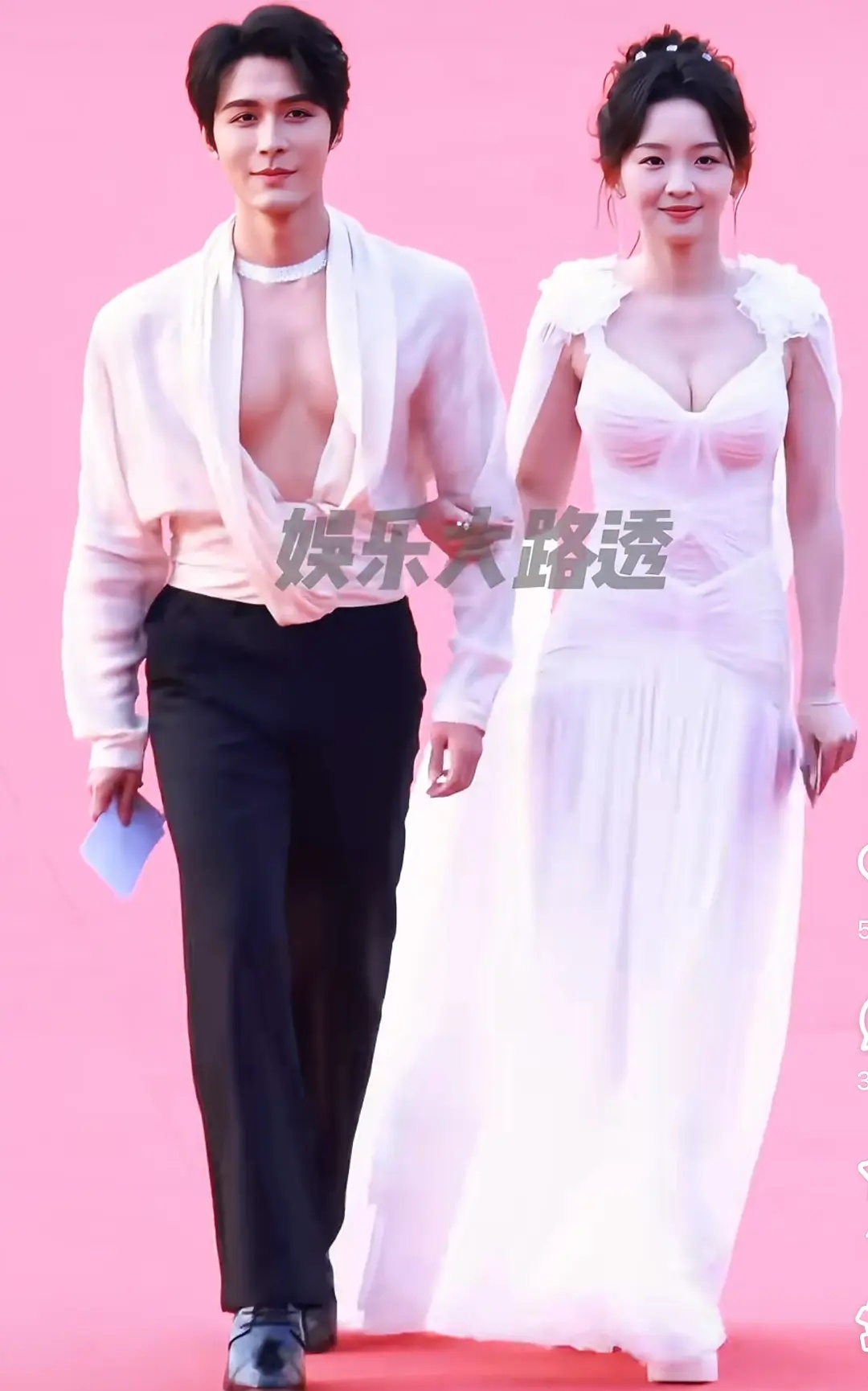 两对胸正向我们走来。。一时不知道该看哪一个。。 