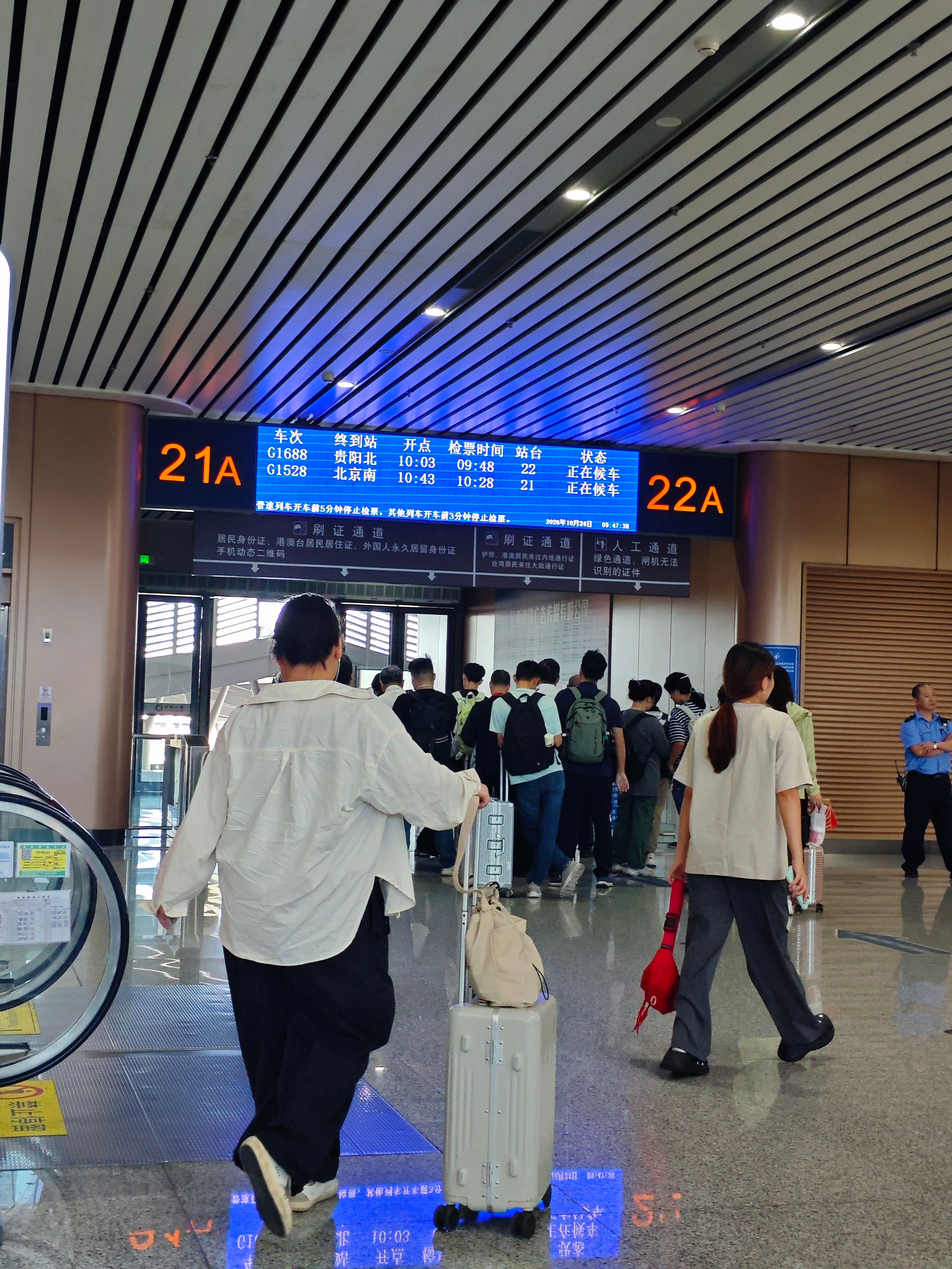 厦门北站太大，第一次来，检票口在A22，从厦门南站进站口进入检票，结果上楼就是A