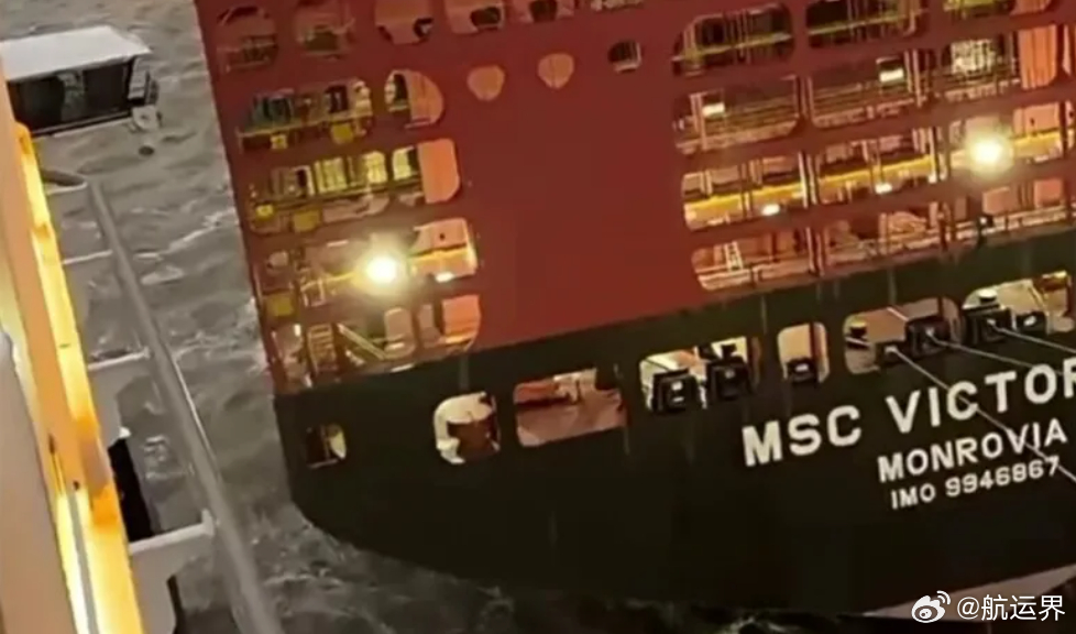 【MSC集装箱船在德国不来梅港遭邮轮撞击】当地时间10月25日傍晚，因遭遇恶劣天