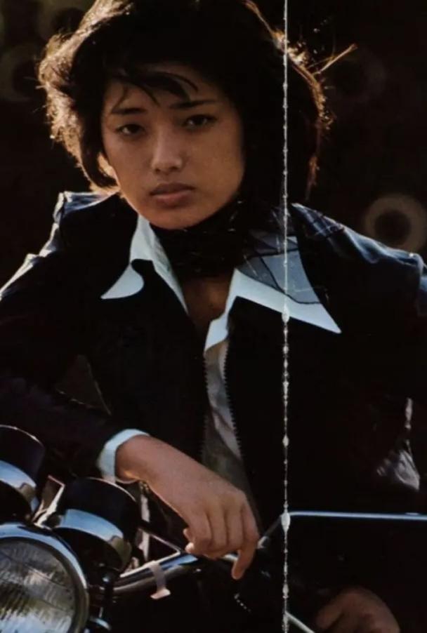 穿黑衣的山口百惠