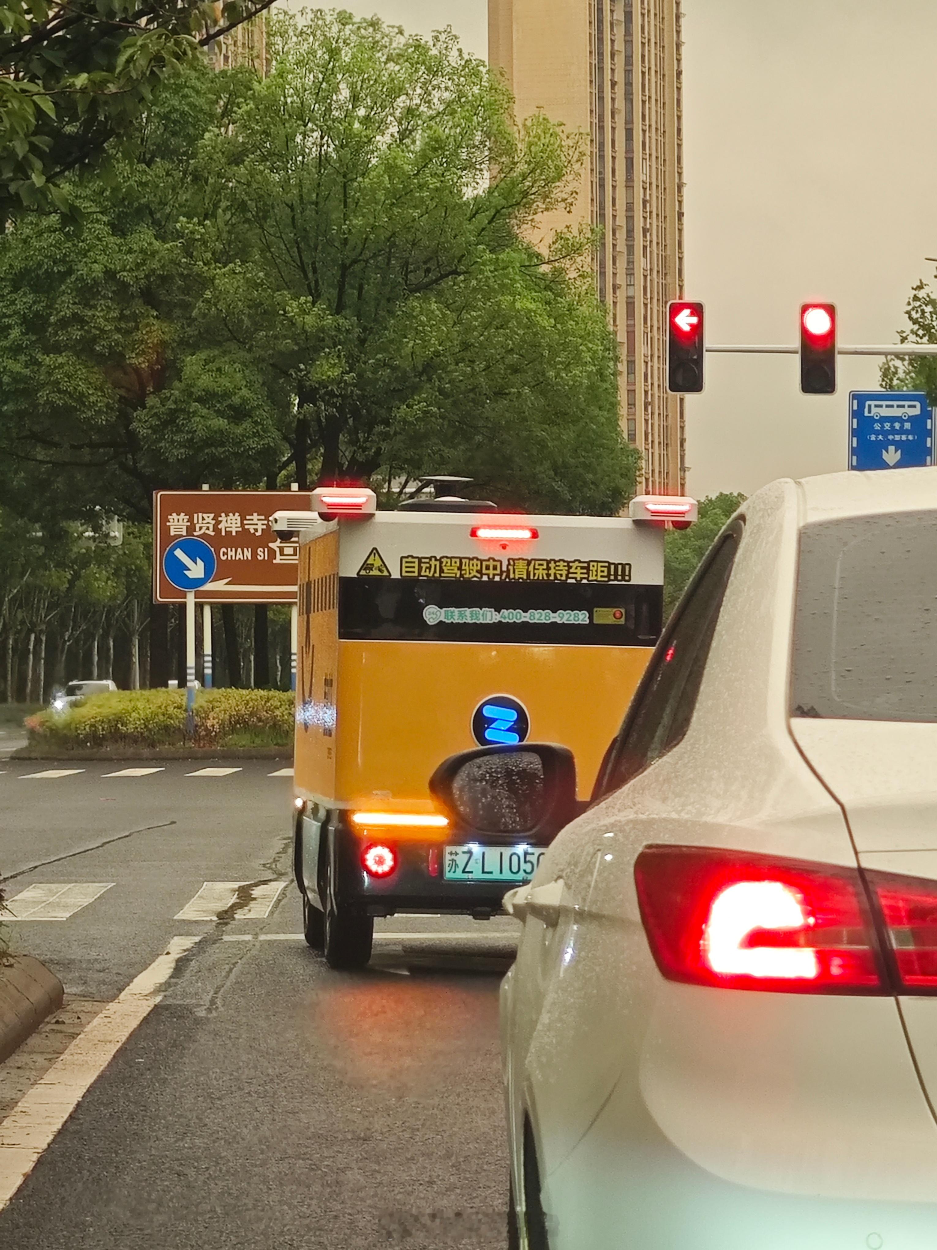 第一次在南通遇到无人快递小车，别人都是顺丰的，我看到的是韵达的挺智能的，会自己等