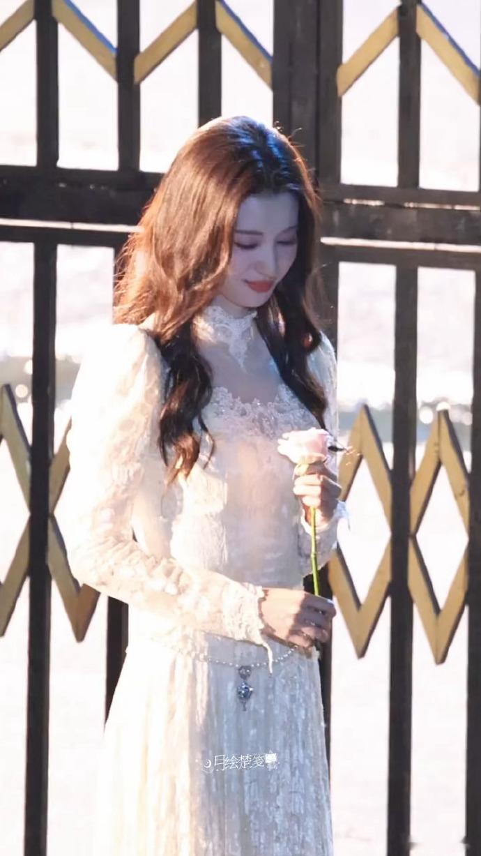 王楚然可塑性太强了王楚然百变女王酷飒皮衣气场全开，华丽礼服优雅大方，甜美公主裙温