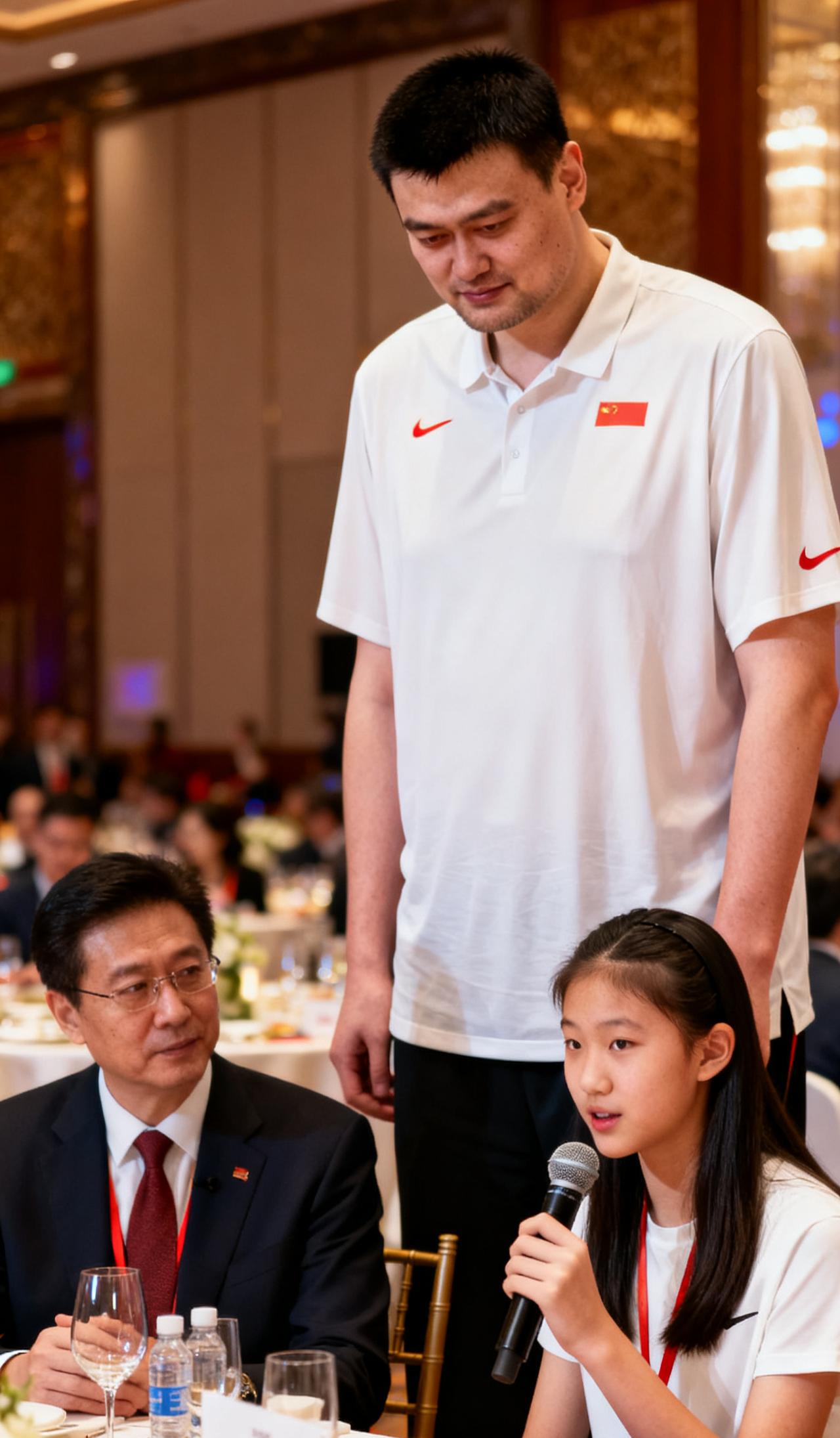 近日，姚明带15岁女儿姚沁蕾出席慈善晚宴。女儿用流利的英语为父亲姚明担任现场翻译