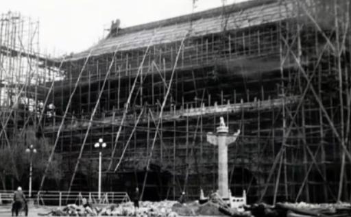 1969年末，中央打算拆掉天安门广场再重新建设，然而在施工的时候，工人们在旧天安