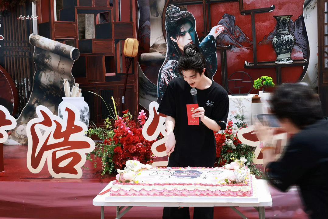 尹浩宇海棠春口碑尹浩宇海棠春开机应援排面芒果TV自制权谋剧海棠春未播先攒口碑，核