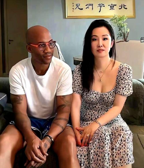 马布里，48岁，刚领着一位中国姑娘去领了证。
不是哪位球迷，是唱《中国好声音》的