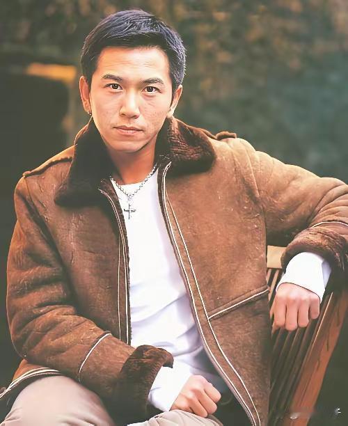1992年，王晶在片场临时给温兆伦加了句台词：“回去诛你九族”。 
全场人都听懂