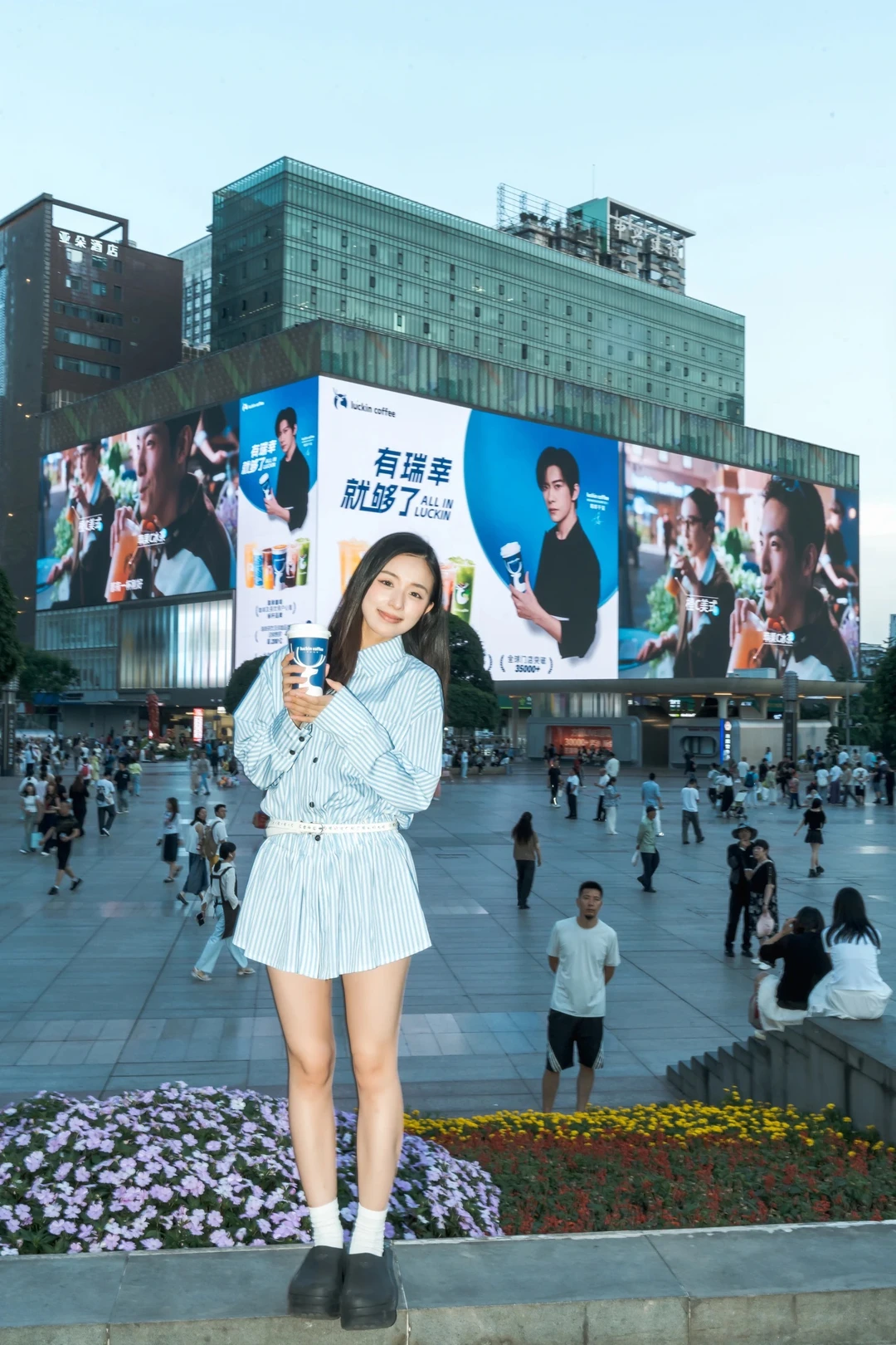 千玺的排面！重庆观音桥被他承包了！