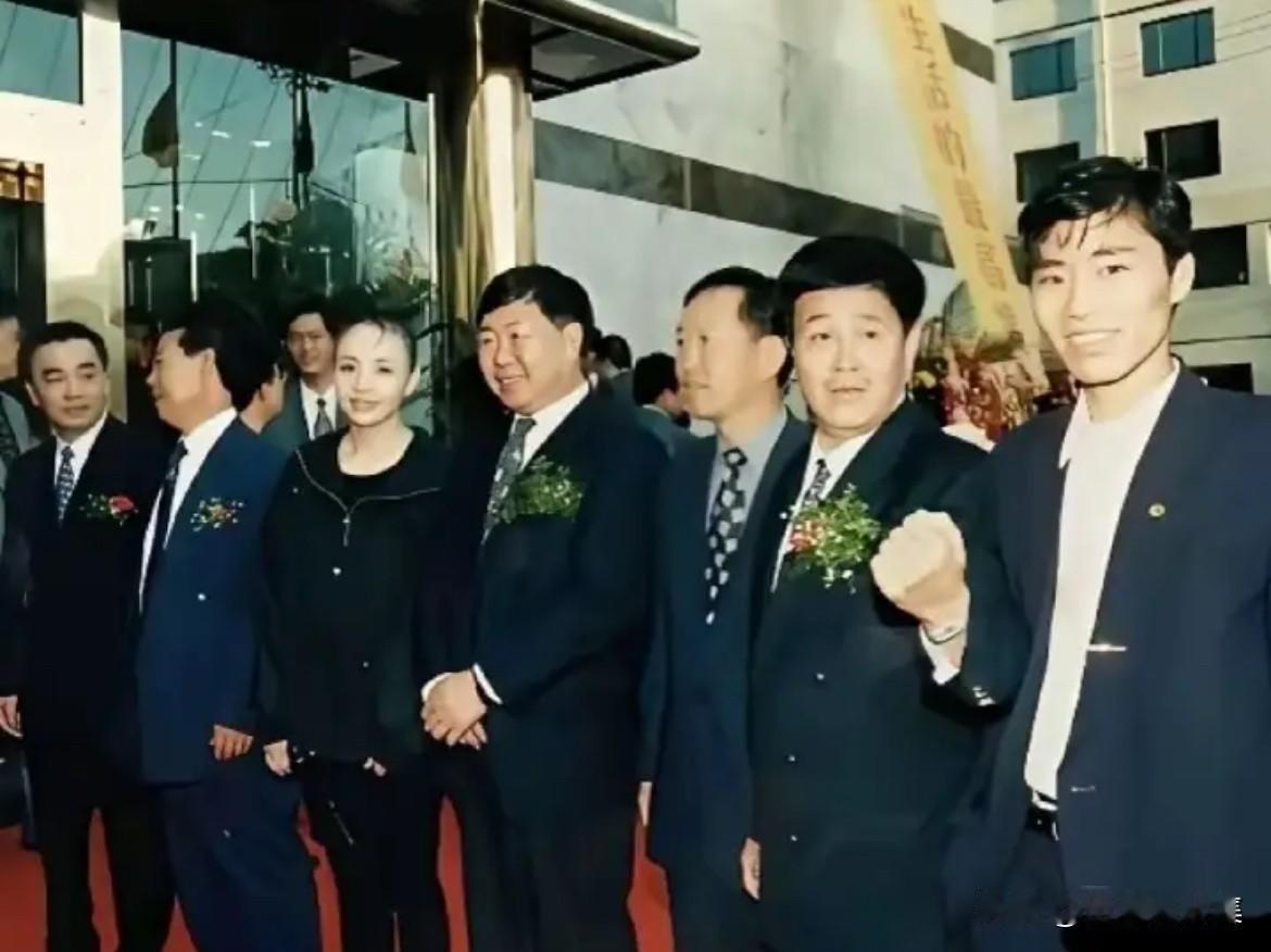 1990年，赵本山在大连的娱乐场所开业时，赵丹丹出席给搭档助威。这年是宋丹丹与赵