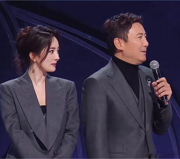 沈腾在杨幂的一声声好帅中缺氧 腾哥的偶像包袱来得快去得更快，被夸奖冲昏头脑，玩得