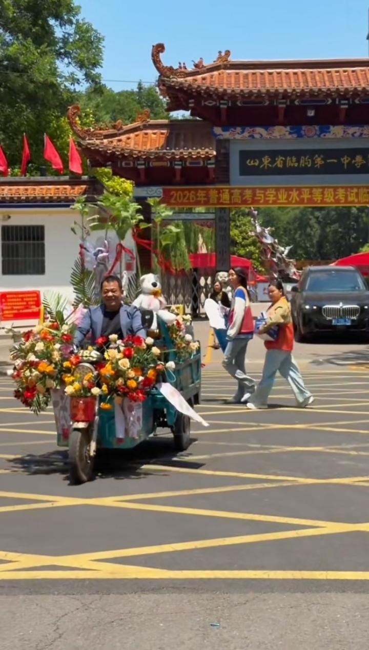三轮车摆满鲜花接考生，这份父爱太戳人
 
6月8日山东潍坊这一幕，看完心里暖暖的