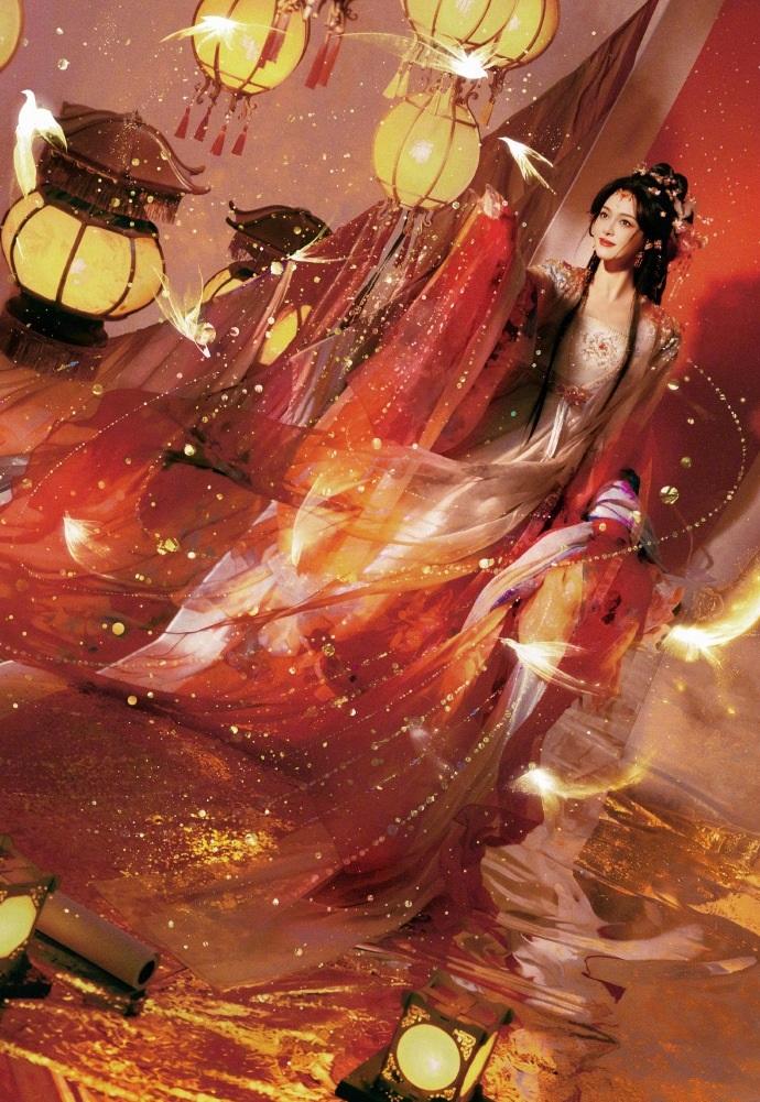 今天唐嫣拍摄了一组超美的端午大片，她宛如仙子降临，美得不可方物。

唐嫣穿了一身