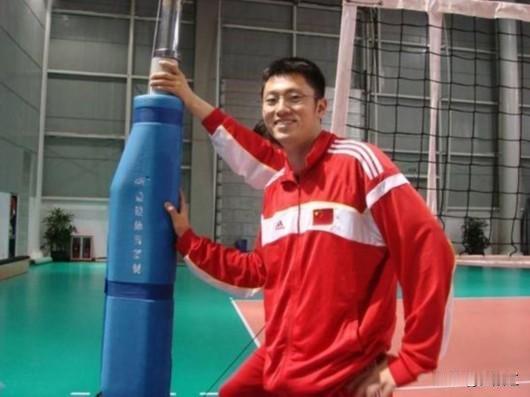 中国女排最忙碌的人之一
袁灵犀简介；
袁灵犀，男，1982年7月31日生于辽宁沈