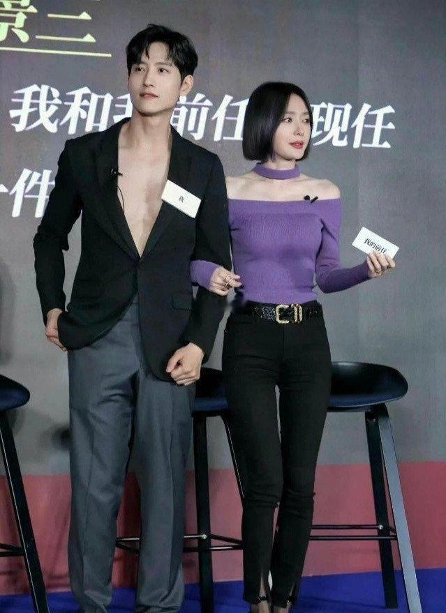 秦岚为啥要在牛仔裤里套上黑丝袜啊 ​​​