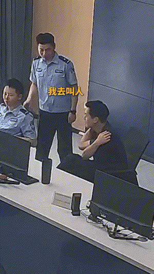 近日，湖北宜昌，一名嫌疑人路过派出所时扭头张望，恰好与正在办案的民警四目相对，民