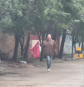 忍住，别笑！他朝我们这边走来了！