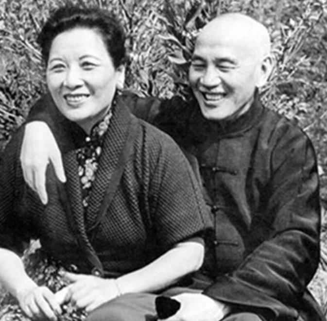 1971年，蒋介石肛门受伤，值班侍卫急忙找到管事的副官，副官赶忙跑到洗手间，打开