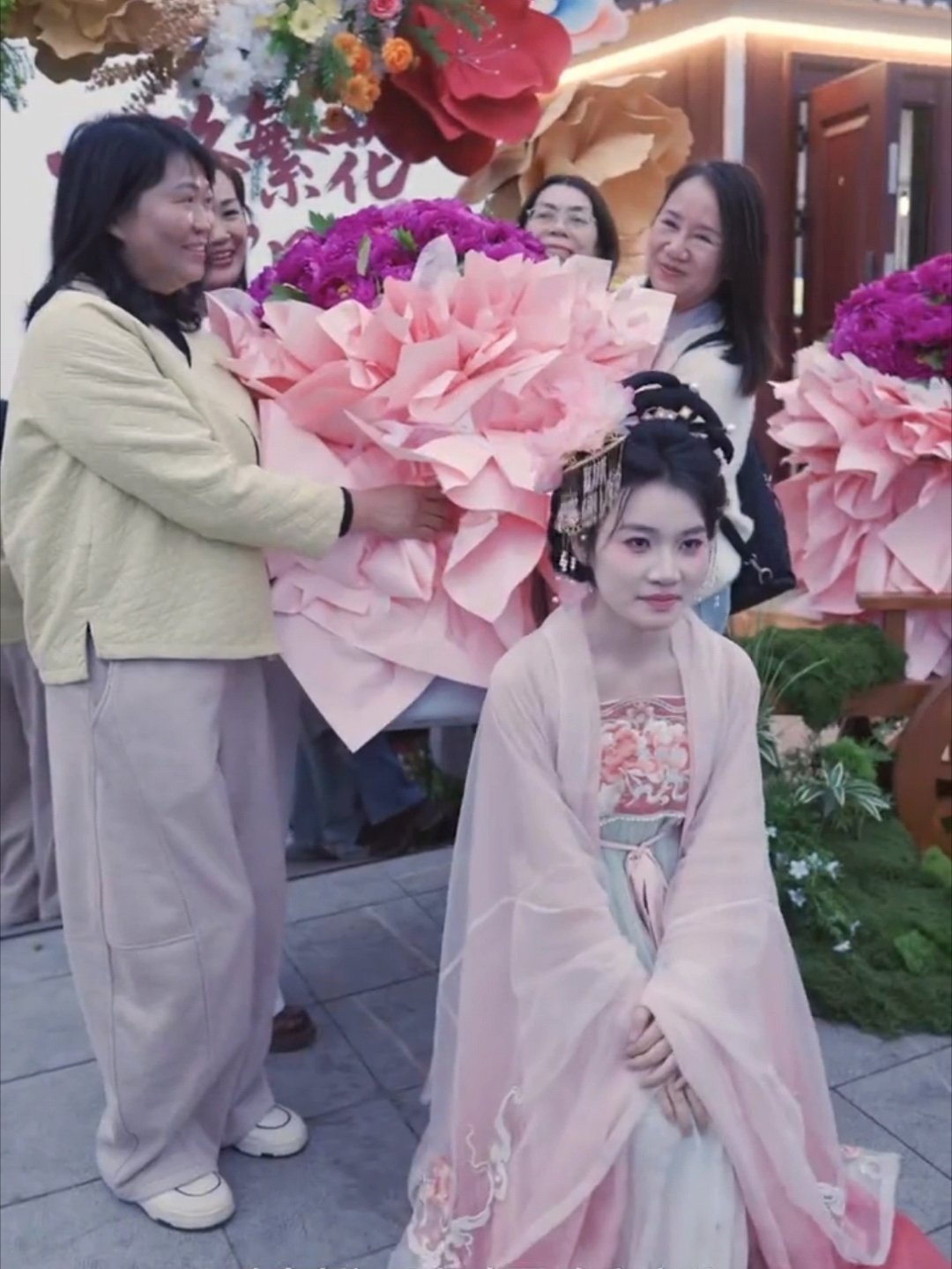 外籍友人组团来洛阳赏花三人才能抱起99朵牡丹花外籍友人组团赴洛赏牡丹，99朵花束