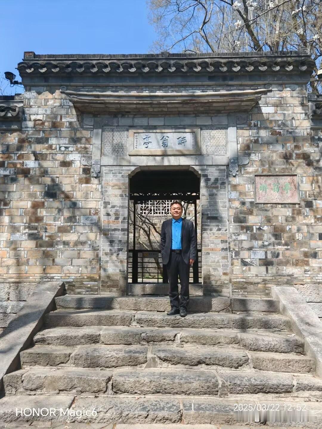 那株欧梅又开花了。疏疏淡淡几点白，缀在苍古的枝干上，像是不小心溅上的雪点子。树干