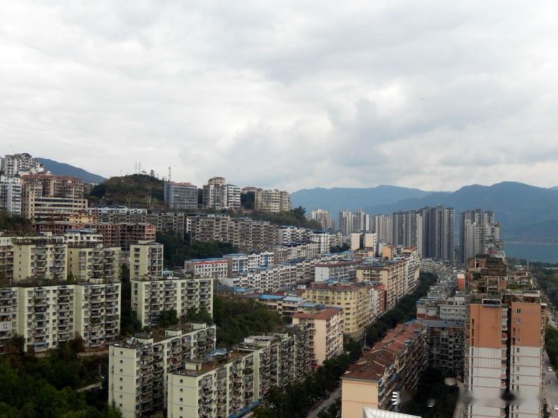 过去那几年。
高位买房的人，资产缩水一小半儿；
投身股海的人，多是上下沉浮，一直