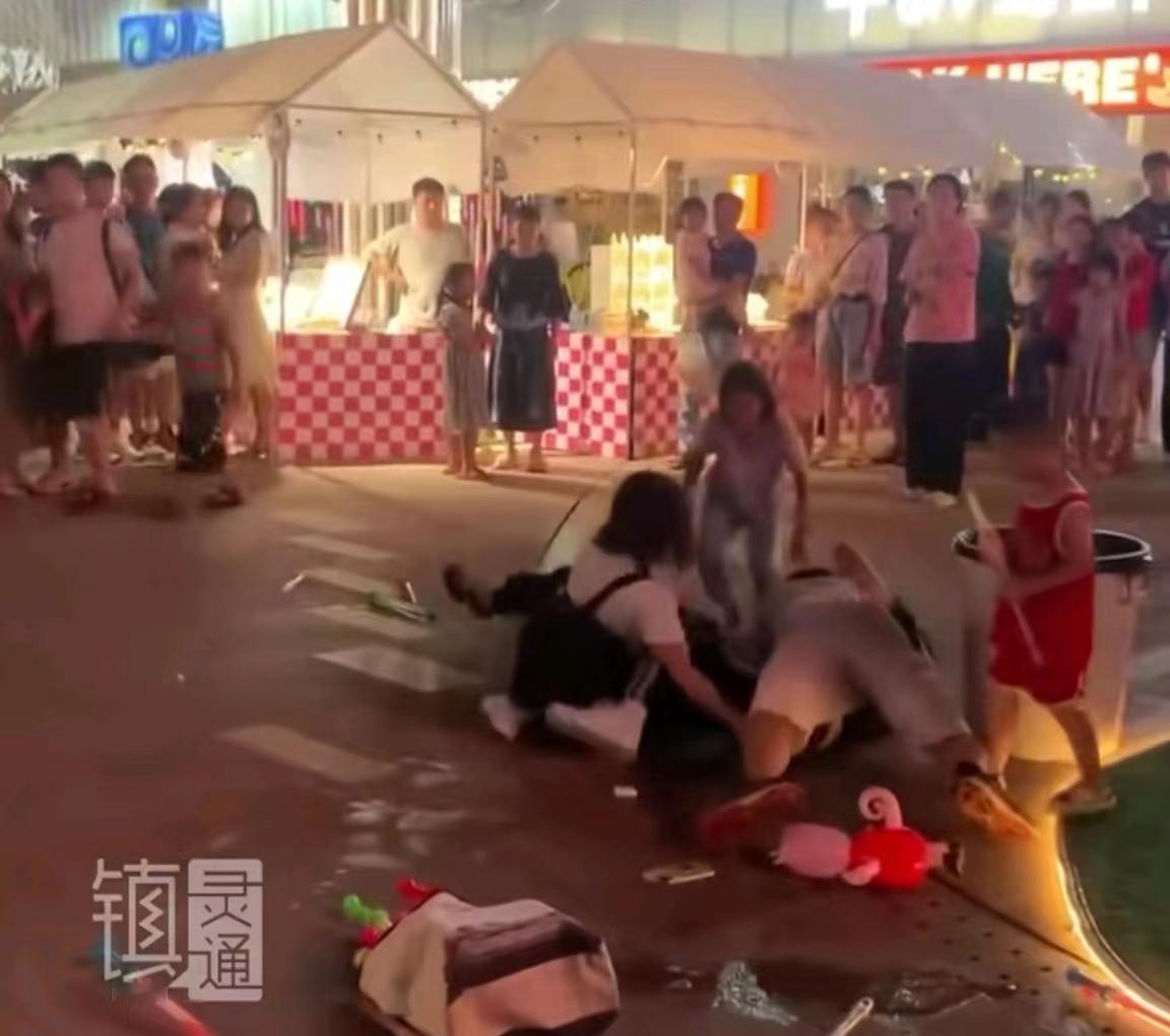 辽宁营口一对母子经营着一家小店，最近给一位客户送货时，却发现对方想赖账！不仅不想
