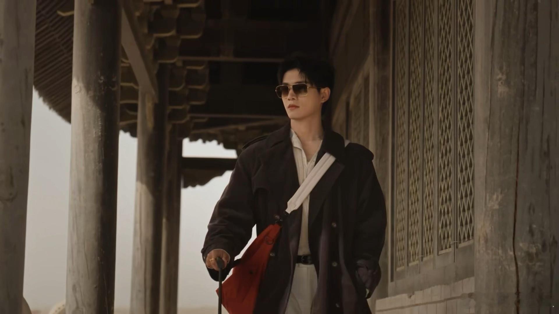 姚琛敦煌沙漠写真解锁全新风格！姚琛这身敦煌造型真的太绝了，整个人松弛又有气场，完