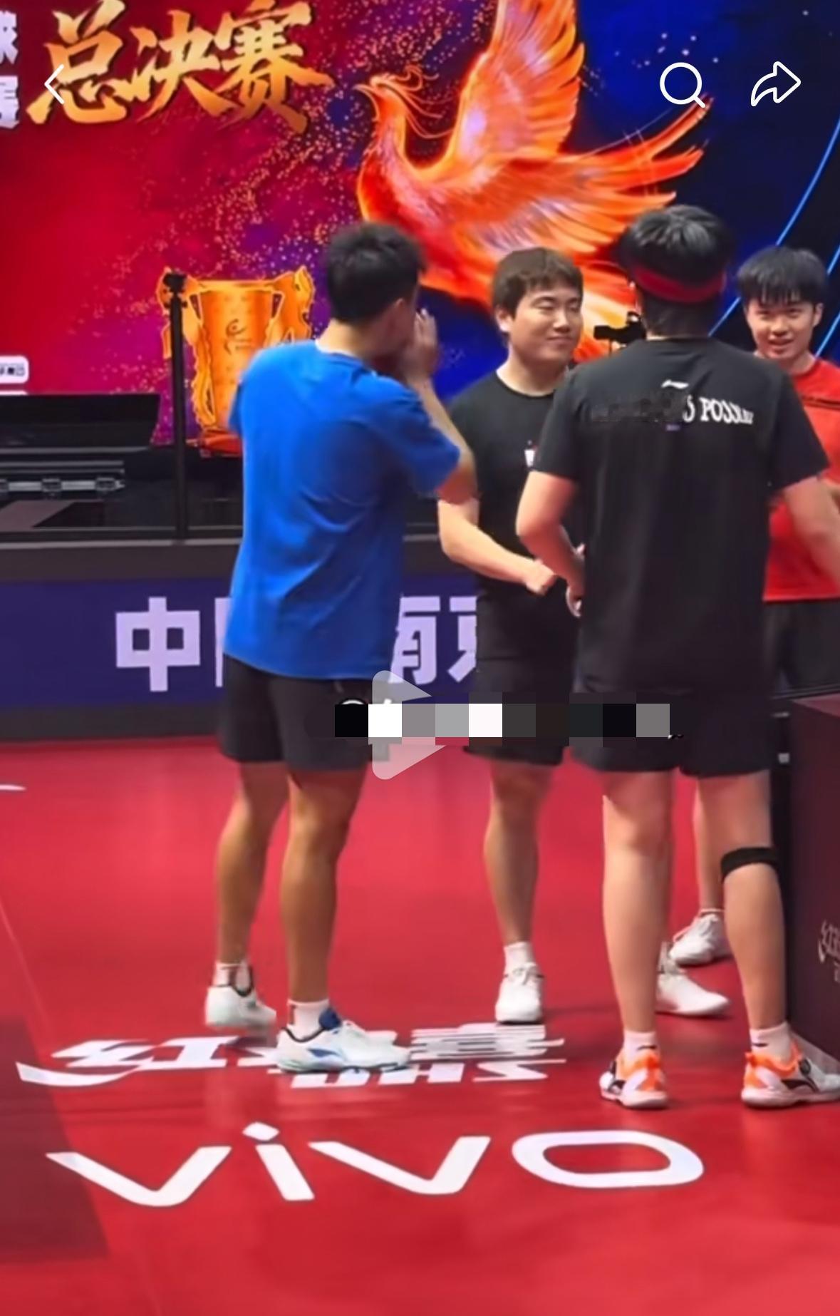 王楚钦 梁靖崑 林昀儒 周启豪现身南京乒超总决赛训练场地
12月25日，南京乒超