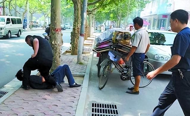 1990年重庆街头，一个农民被数十个混混围攻却丝毫不惧，他竟徒手接住扔来的板砖进