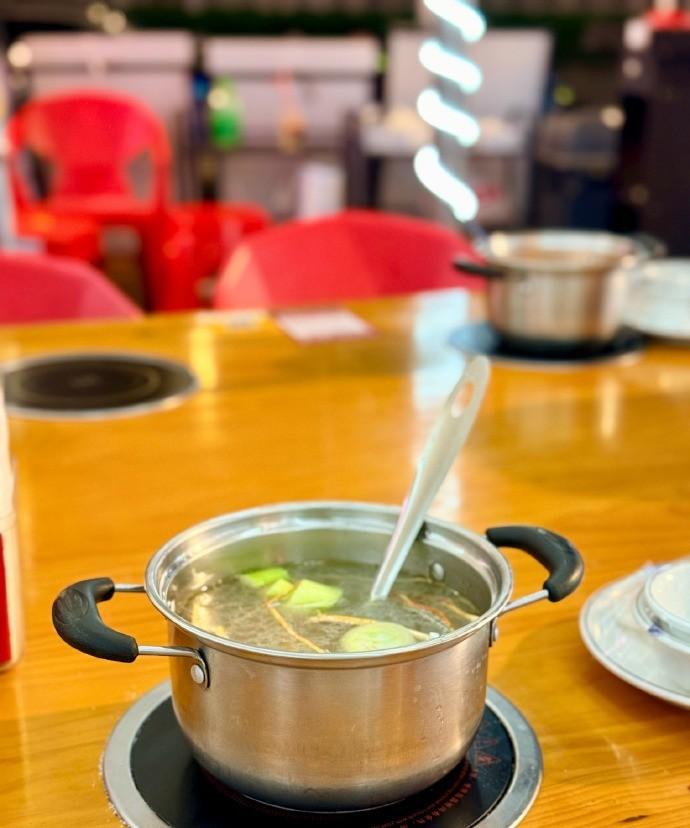 终于到了期待已久的夜宵时间！生蚝鲜美，大虾弹牙，烤肉滋滋冒油，还有鲜嫩的鱿鱼。配