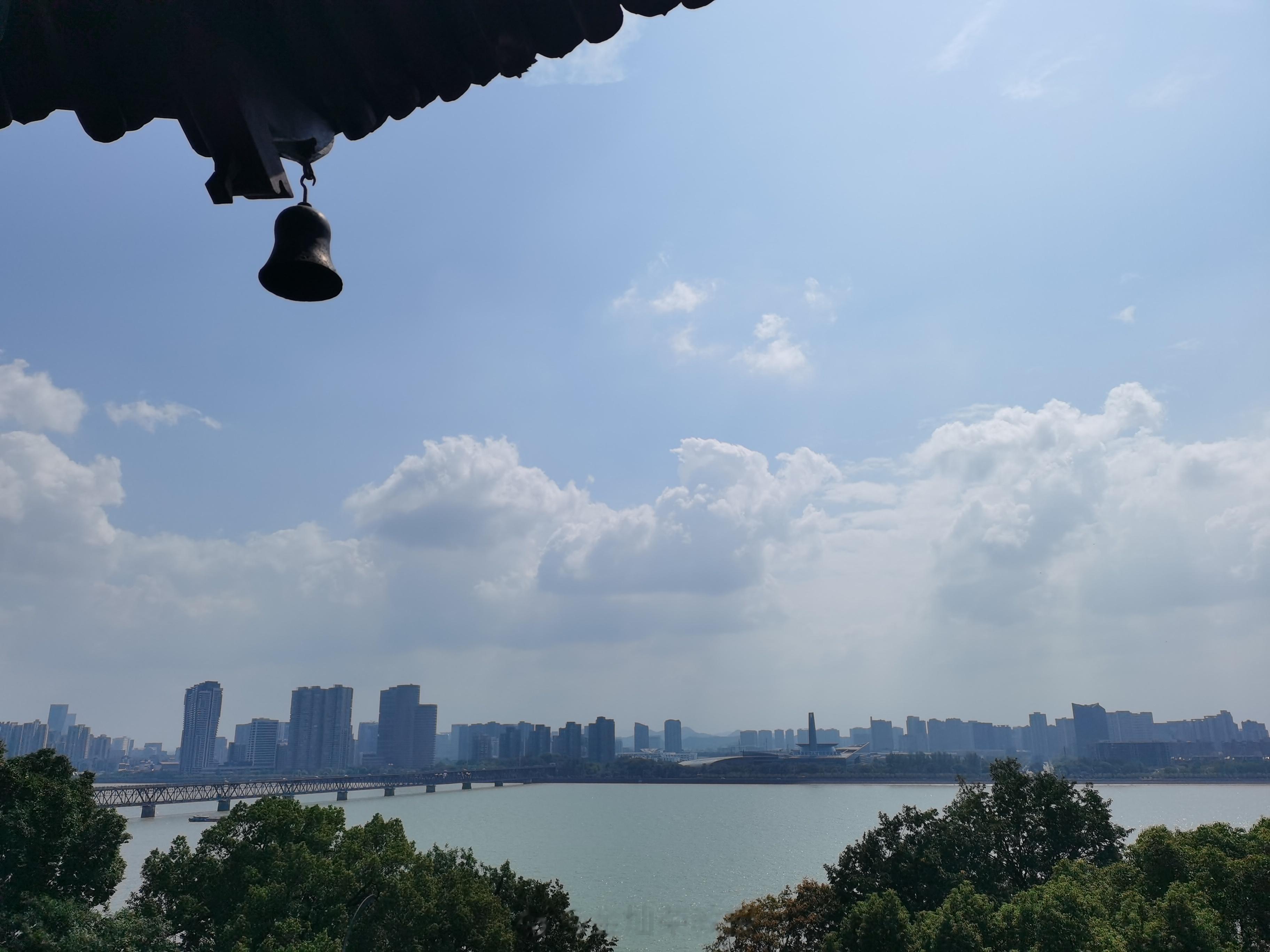 #杭州亚运正式闭幕# 江南忆，最忆是杭州。山寺月中寻桂子，郡亭枕上看潮头。何日更