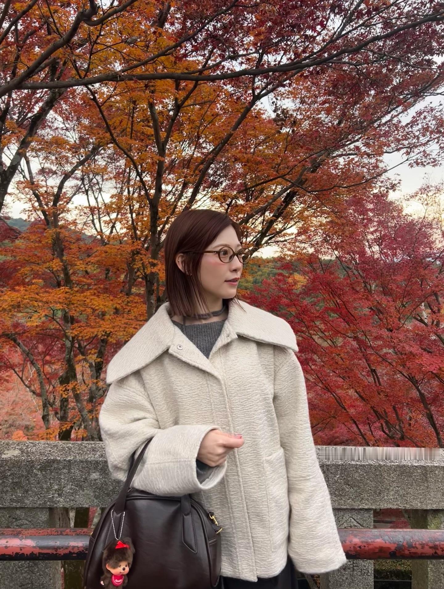 東村芽依🍓「紅葉きれいすぎた🍁🧡❤️ 洋服タグ付けしてます🏷️」meig