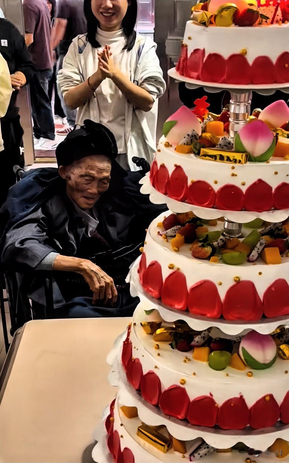 放过长寿的老人吧，这不是孝，不知道这生日过的意义何在？