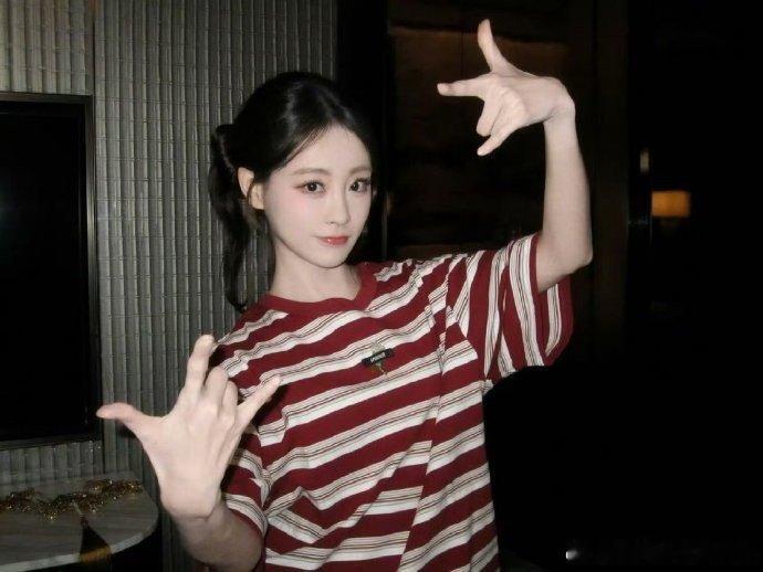 高叶祝绪丹对李川贴脸开大周五晚高疯 别人玩魔术，她俩玩贴脸整活，高叶祝绪丹真的太