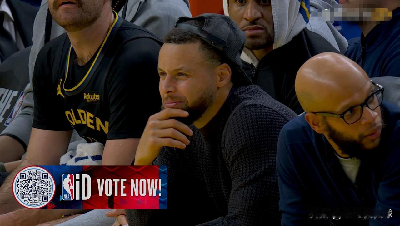 勇士超级球星库里真是愁容满面！在今天勇士主场迎战马刺的比赛中，当时比赛进行到了第