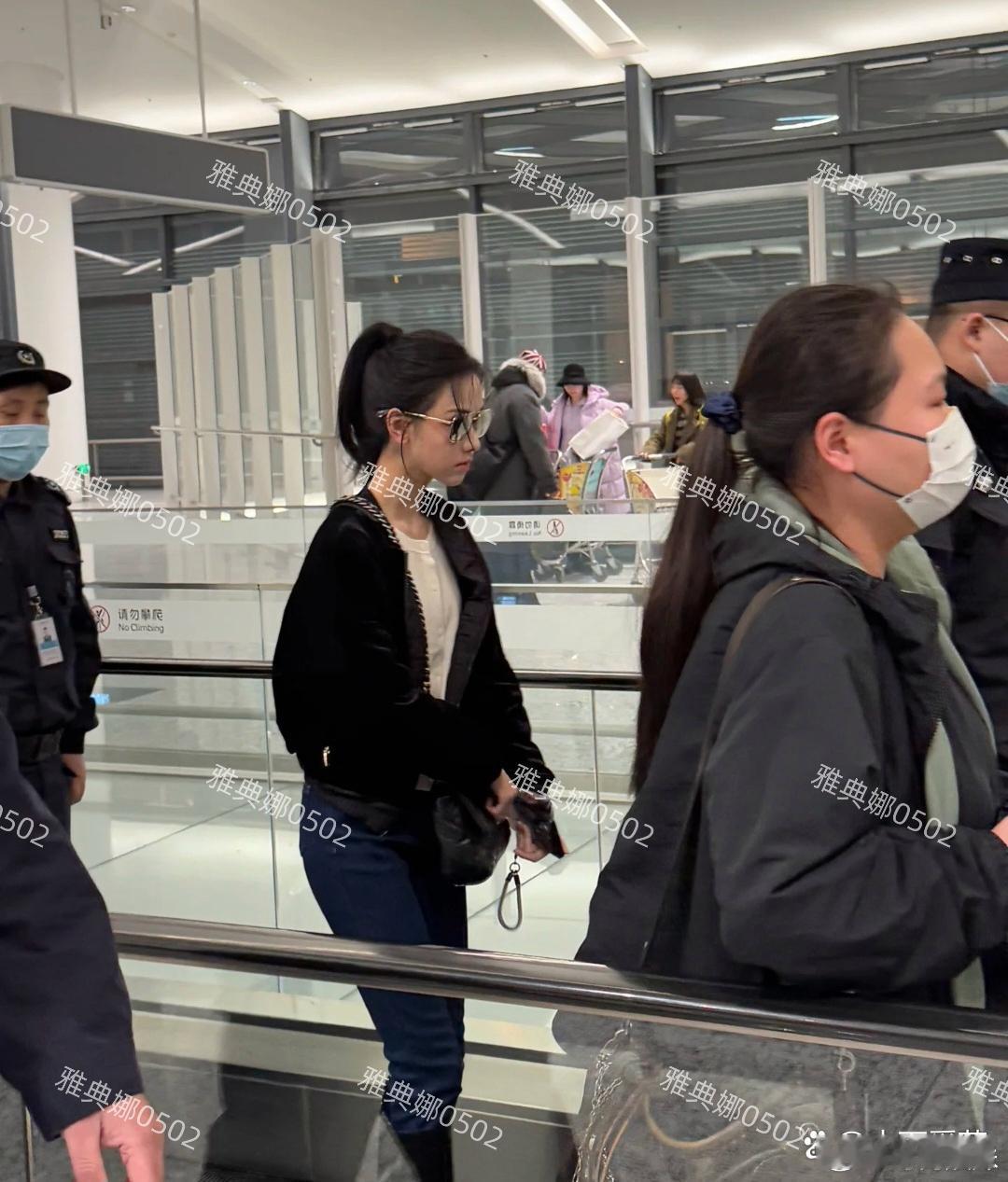 陈都灵的美貌被高估了，本人不年轻也并没有多好看!杭州萧山机场遇到她，真人五官寡淡