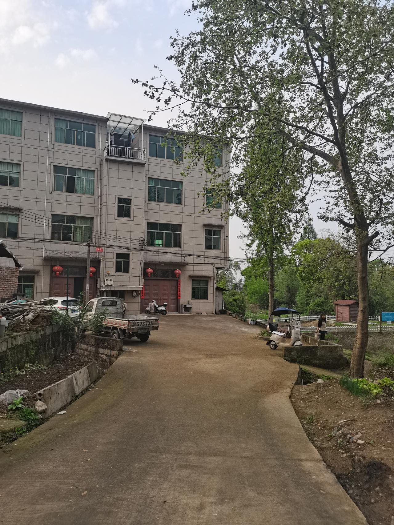 特别羡慕这两户，我猜想应该是兄弟俩，这个位置挺好，不算临街起码不会忍受来往车辆的