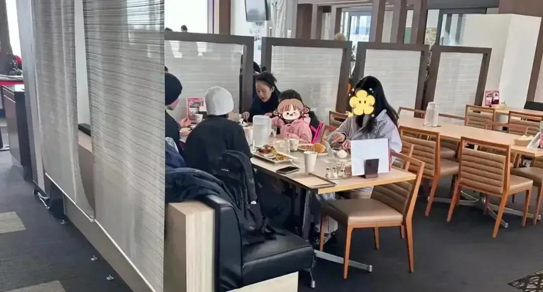 章子怡在2月14日这一天成为了热搜的焦点，有网友在日本北海道偶遇章子怡带孩子滑雪