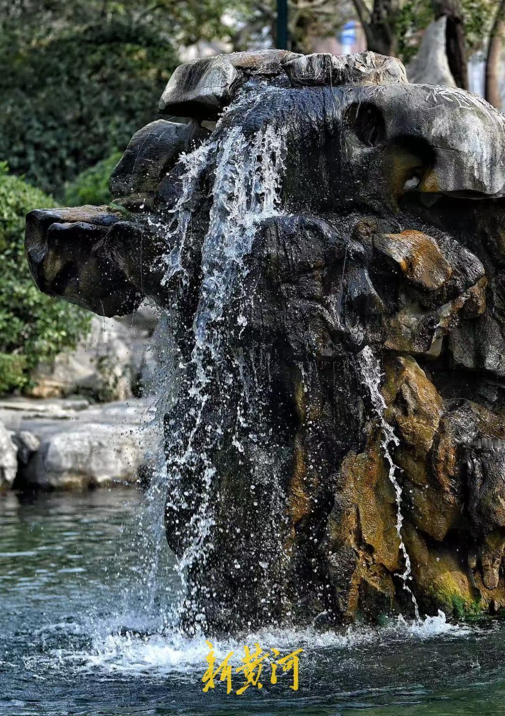 2月27日，游客在五龙潭公园月牙泉观赏“月牙飞瀑”胜景，自去年8月份开始，月牙泉