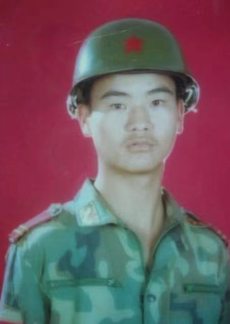 边防英雄尹铭志，于1997年8月，在抓捕毒贩搏斗中牺牲。时年仅20岁。烈士忠魂，