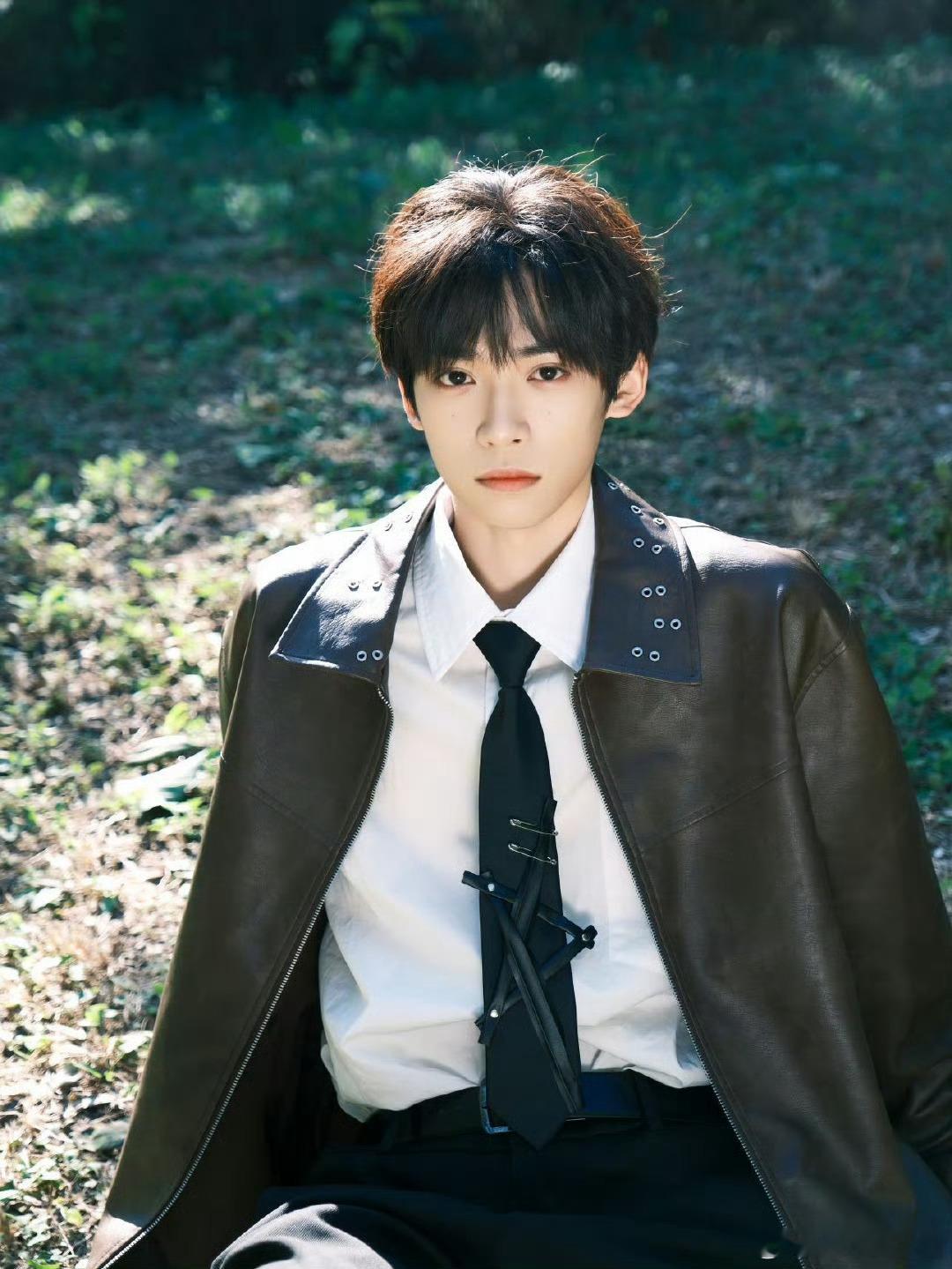 超话大赏🔮梓渝未来可期🔮新人演员梓渝 偷偷向星河讨了一把碎星，只等你闭上眼睛