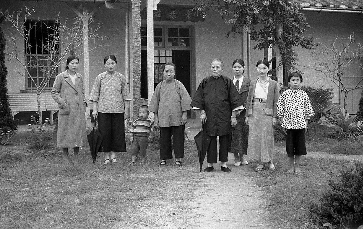 三孩政策刺激无果后，中央动真格了！新政策让3代人拍手叫好。出生人数连续下滑，20